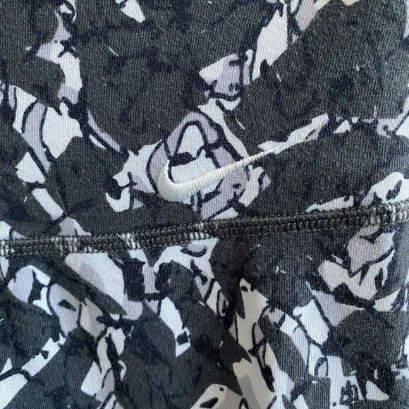 Nike Legend II Quake Women’s Leggings Dri-Fit 684643-060 Small Black Inseam 27”‎ - Picture 6 of 6